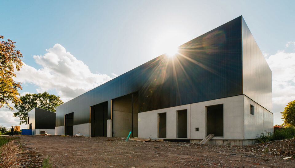 Aan de Gauwelstraat in Zwevegem verrijst binnenkort bedrijvenpark Zeus, een nieuw icoon op de plek van de oude houtzagerij. Met 18 hoogwaardige KMO-units, variërend van 150 Aan de Gauwelstraat in Zwevegem verrijst binnenkort bedrijvenpark Zeus, een nieuw