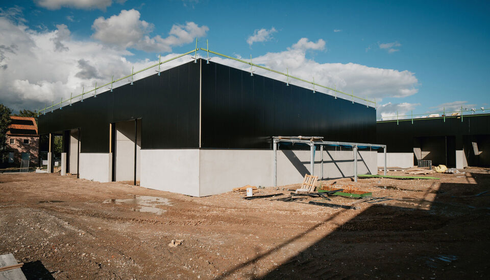 Aan de Gauwelstraat in Zwevegem verrijst binnenkort bedrijvenpark Zeus, een nieuw icoon op de plek van de oude houtzagerij. Met 18 hoogwaardige KMO-units, variërend van 150 Aan de Gauwelstraat in Zwevegem verrijst binnenkort bedrijvenpark Zeus, een nieuw