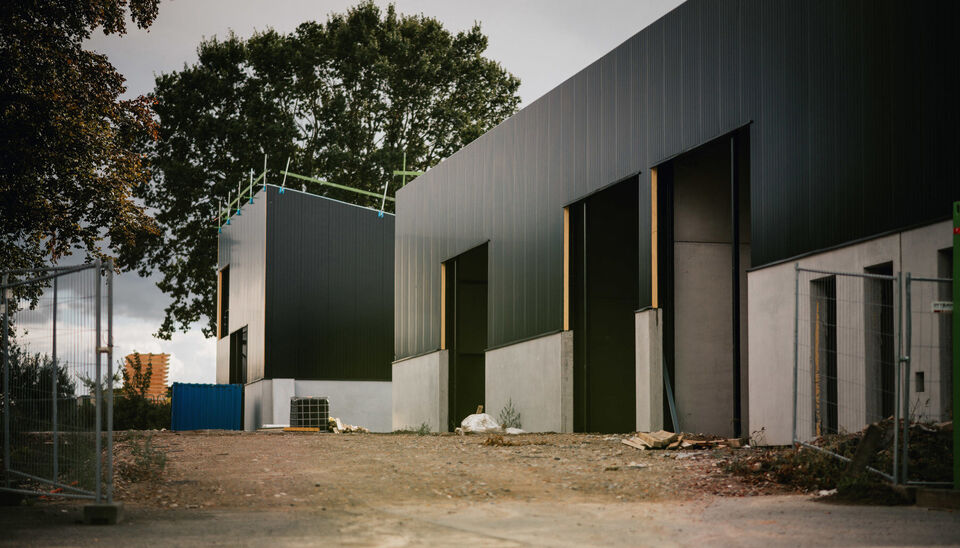 Aan de Gauwelstraat in Zwevegem verrijst binnenkort bedrijvenpark Zeus, een nieuw icoon op de plek van de oude houtzagerij. Met 18 hoogwaardige KMO-units, variërend van 150 Aan de Gauwelstraat in Zwevegem verrijst binnenkort bedrijvenpark Zeus, een nieuw