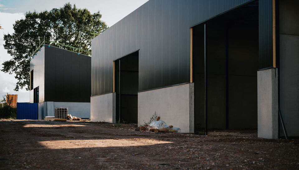 Aan de Gauwelstraat in Zwevegem verrijst binnenkort bedrijvenpark Zeus, een nieuw icoon op de plek van de oude houtzagerij. Met 18 hoogwaardige KMO-units, variërend van 150 Aan de Gauwelstraat in Zwevegem verrijst binnenkort bedrijvenpark Zeus, een nieuw