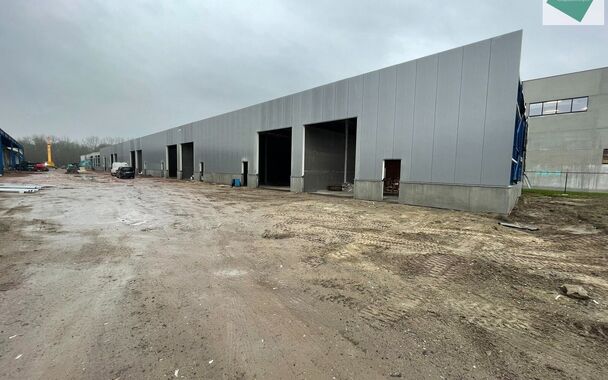 Langs de Pathoekeweg in Brugge verrijst binnenkort het KMO Park PORTIS, dit op de voormalige Philipssite. Met 49 afgewerkte KMO-Units, variërend van 199m² tot 1183m², verdeeld over nieuwbouw en vernieuwbouw bedrijfsgebouwen, biedt Portis een moderne en