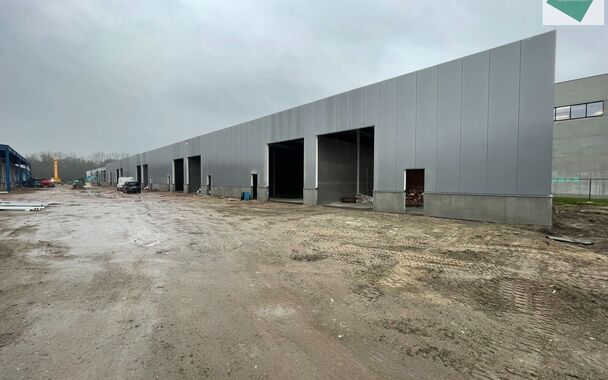 Langs de Pathoekeweg in Brugge verrijst binnenkort het KMO Park PORTIS, dit op de voormalige Philipssite. Met 49 afgewerkte KMO-Units, variërend van 199m² tot 1183m², verdeeld over nieuwbouw en vernieuwbouw bedrijfsgebouwen, biedt Portis een moderne en