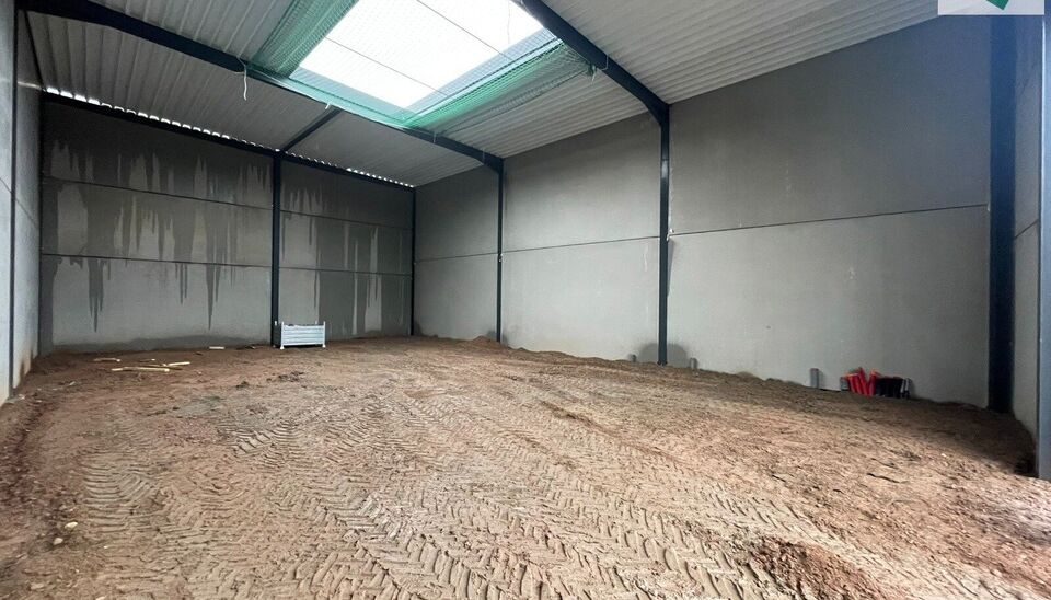 Ontdek deze gloednieuwe KMO-unit van 198m² aan de Brugsesteenweg 106 in Pittem. 
Dankzij de nabijheid van de N37 en vlotte verbindingen naar de E403 is dit pand perfect geschikt voor ondernemers die efficiëntie en toegankelijkheid combineren.
De loods v