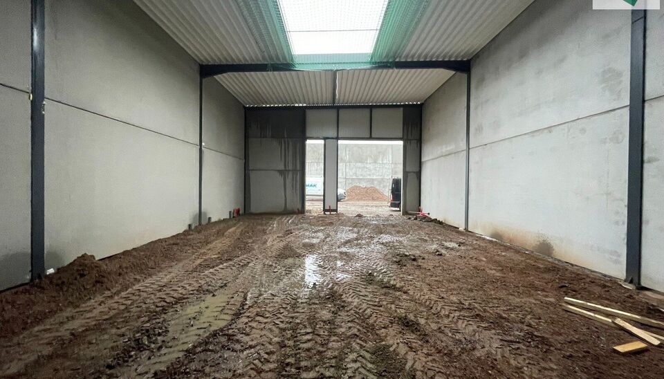 Ontdek deze gloednieuwe KMO-unit van 198m² aan de Brugsesteenweg 106 in Pittem. 
Dankzij de nabijheid van de N37 en vlotte verbindingen naar de E403 is dit pand perfect geschikt voor ondernemers die efficiëntie en toegankelijkheid combineren.
De loods v