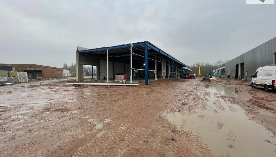 Langs de Pathoekeweg in Brugge verrijst binnenkort het KMO Park PORTIS, dit op de voormalige Philipssite. Met 49 afgewerkte KMO-Units, variërend van 199m² tot 1183m², verdeeld over nieuwbouw en vernieuwbouw bedrijfsgebouwen, biedt Portis een moderne en