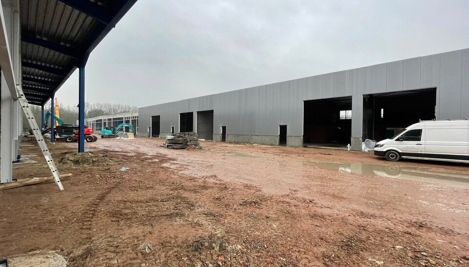 Langs de Pathoekeweg in Brugge verrijst binnenkort het KMO Park PORTIS, dit op de voormalige Philipssite. Met 49 afgewerkte KMO-Units, variërend van 199m² tot 1183m², verdeeld over nieuwbouw en vernieuwbouw bedrijfsgebouwen, biedt Portis een moderne en