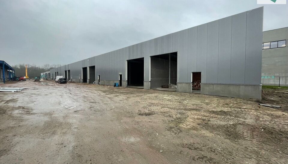 Langs de Pathoekeweg in Brugge verrijst binnenkort het KMO Park PORTIS, dit op de voormalige Philipssite. Met 49 afgewerkte KMO-Units, variërend van 199m² tot 1183m², verdeeld over nieuwbouw en vernieuwbouw bedrijfsgebouwen, biedt Portis een moderne en