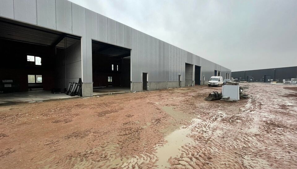 Langs de Pathoekeweg in Brugge verrijst binnenkort het KMO Park PORTIS, dit op de voormalige Philipssite. Met 49 afgewerkte KMO-Units, variërend van 199m² tot 1183m², verdeeld over nieuwbouw en vernieuwbouw bedrijfsgebouwen, biedt Portis een moderne en