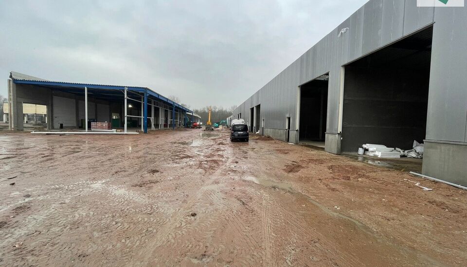 Langs de Pathoekeweg in Brugge verrijst binnenkort het KMO Park PORTIS, dit op de voormalige Philipssite. Met 49 afgewerkte KMO-Units, variërend van 199m² tot 1183m², verdeeld over nieuwbouw en vernieuwbouw bedrijfsgebouwen, biedt Portis een moderne en