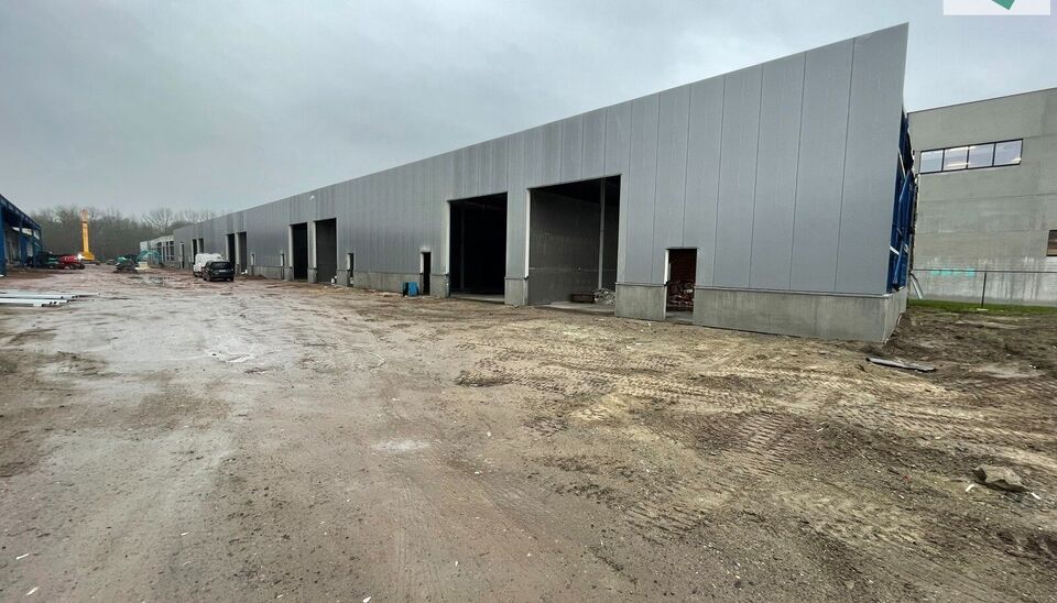 Langs de Pathoekeweg in Brugge verrijst binnenkort het KMO Park PORTIS, dit op de voormalige Philipssite. Met 49 afgewerkte KMO-Units, variërend van 199m² tot 1183m², verdeeld over nieuwbouw en vernieuwbouw bedrijfsgebouwen, biedt Portis een moderne en